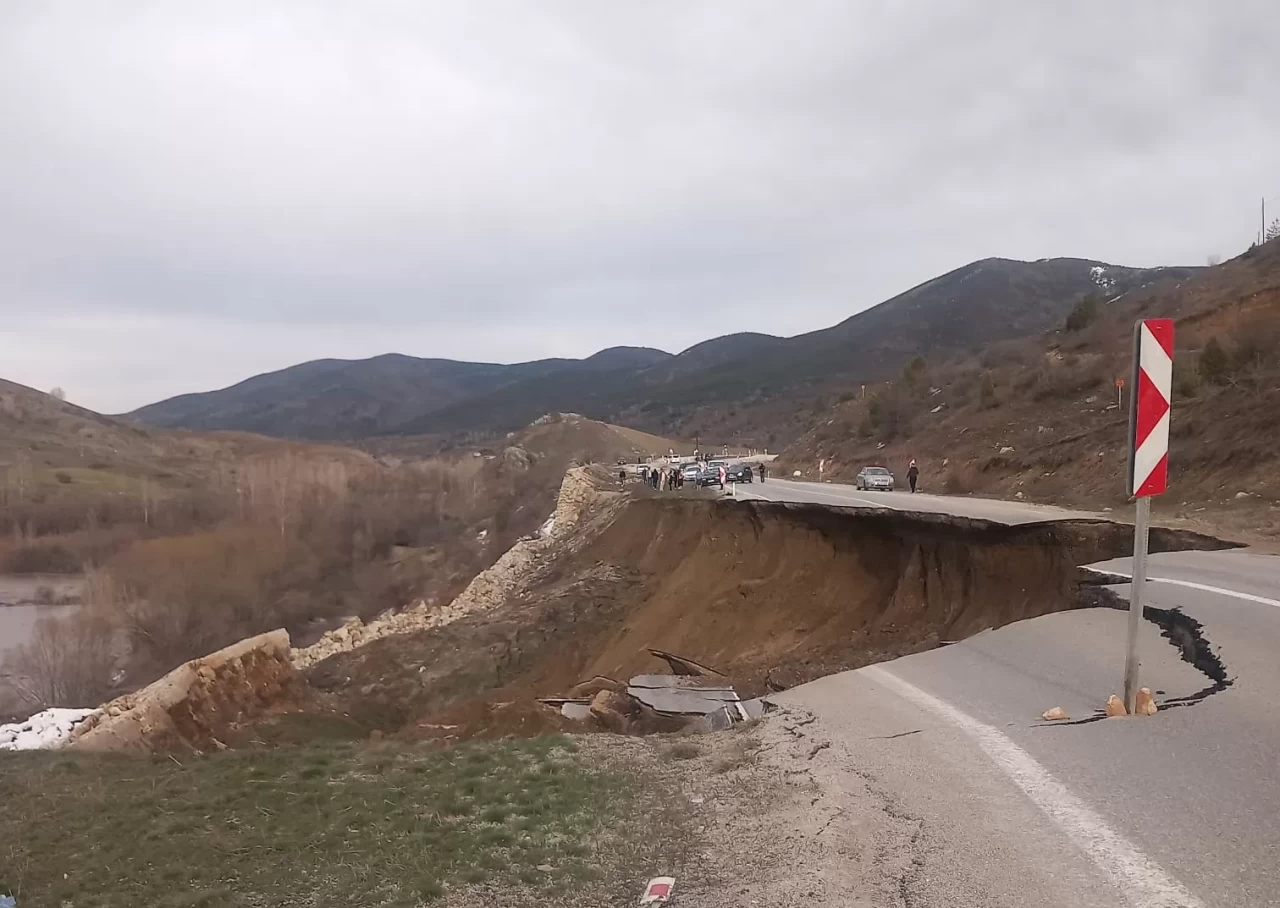 Gümüşhane'nin Kelkit-Erzincan yolu toprak kayması nedeniyle çöktü