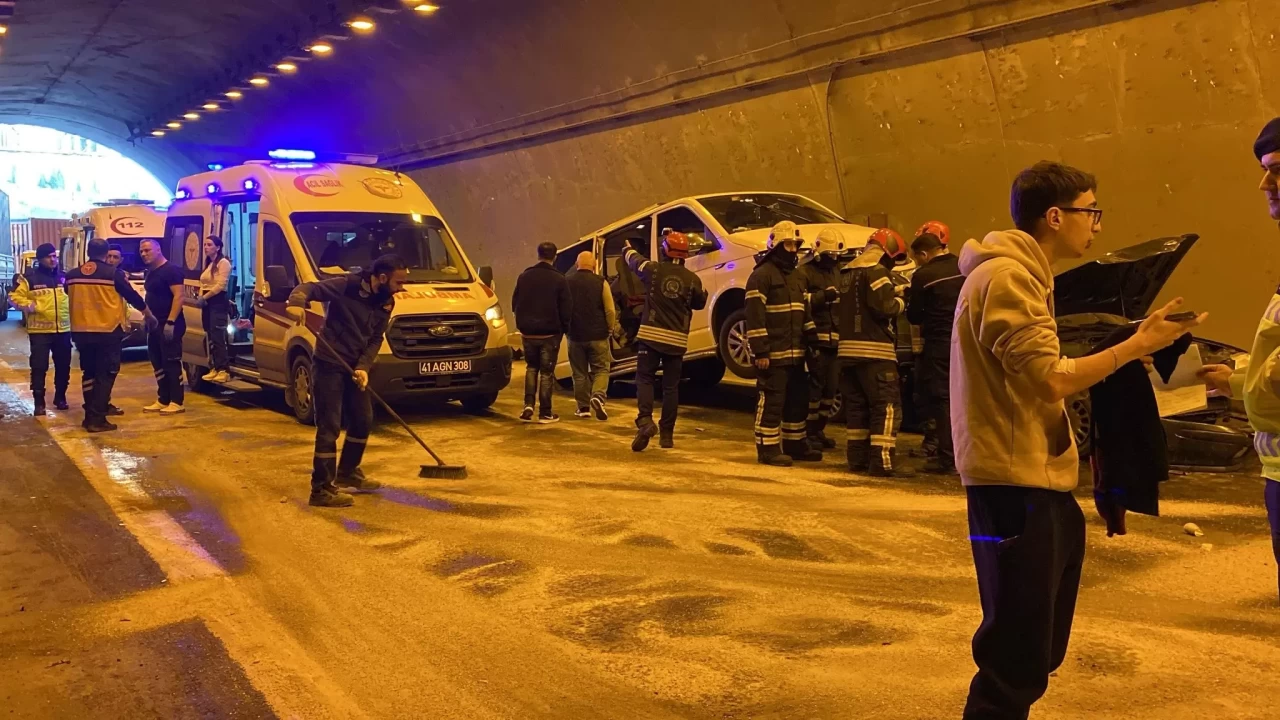 TEM’de korkutan kaza: 8 araç birbirine girdi