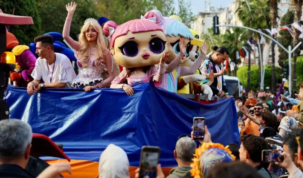 Portakal Çiçeği Karnavalı'nda renkli görüntüler oluştu