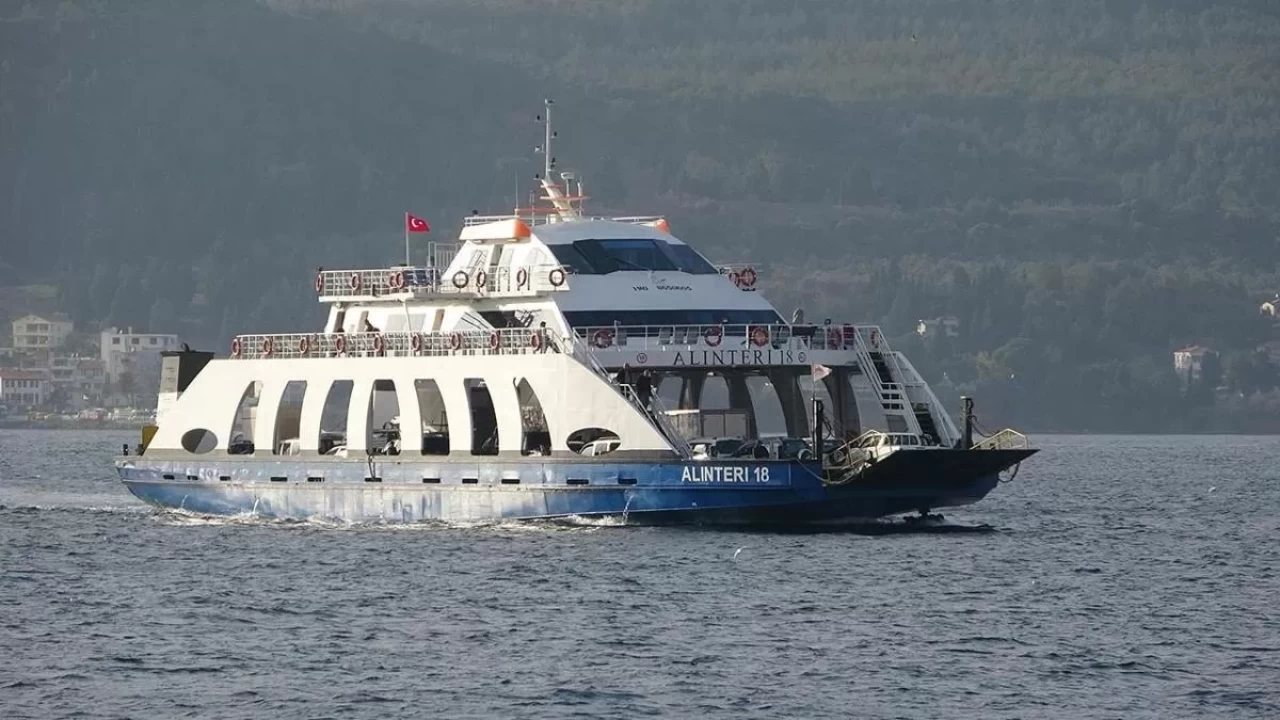 Kuzey Ege'de deniz ulaşımına fırtına engeli: Feribot seferleri iptal edildi