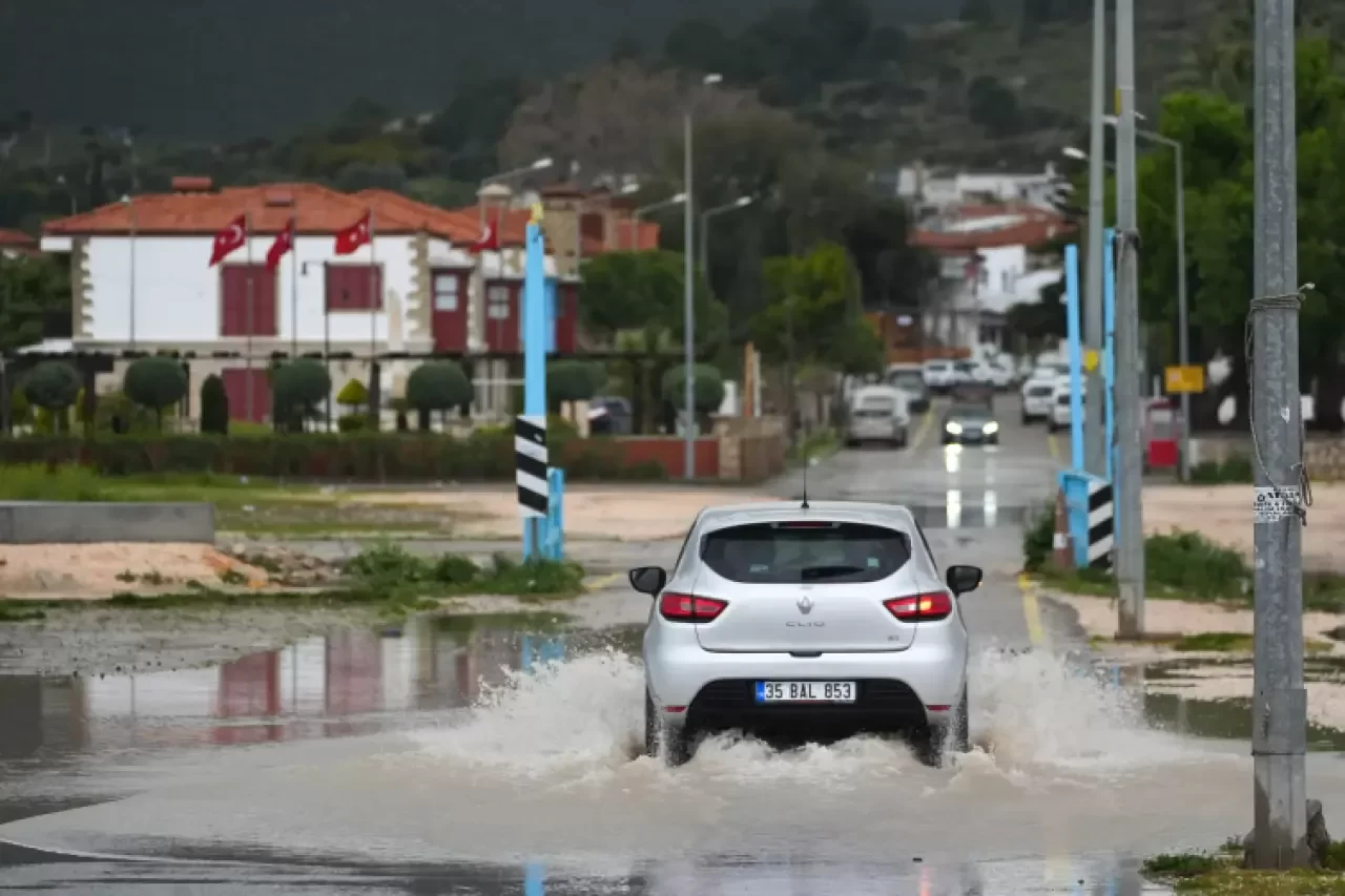 İzmir'de sağanak yağış felaket yarattı: Çeşme ve şehir merkezinde su baskınları!