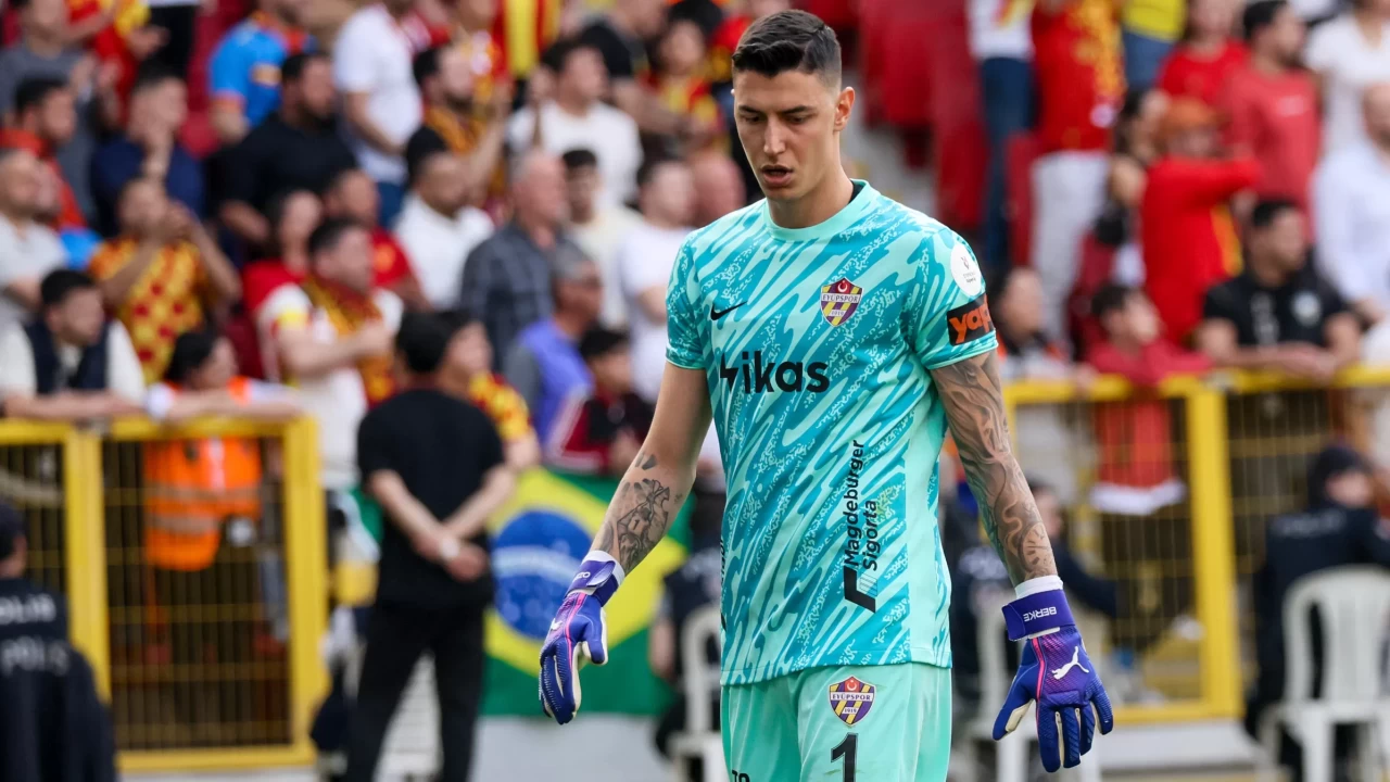 Eyüpspor'un başarılı kalecisi Berke Özer'e Premier Lig kancası!
