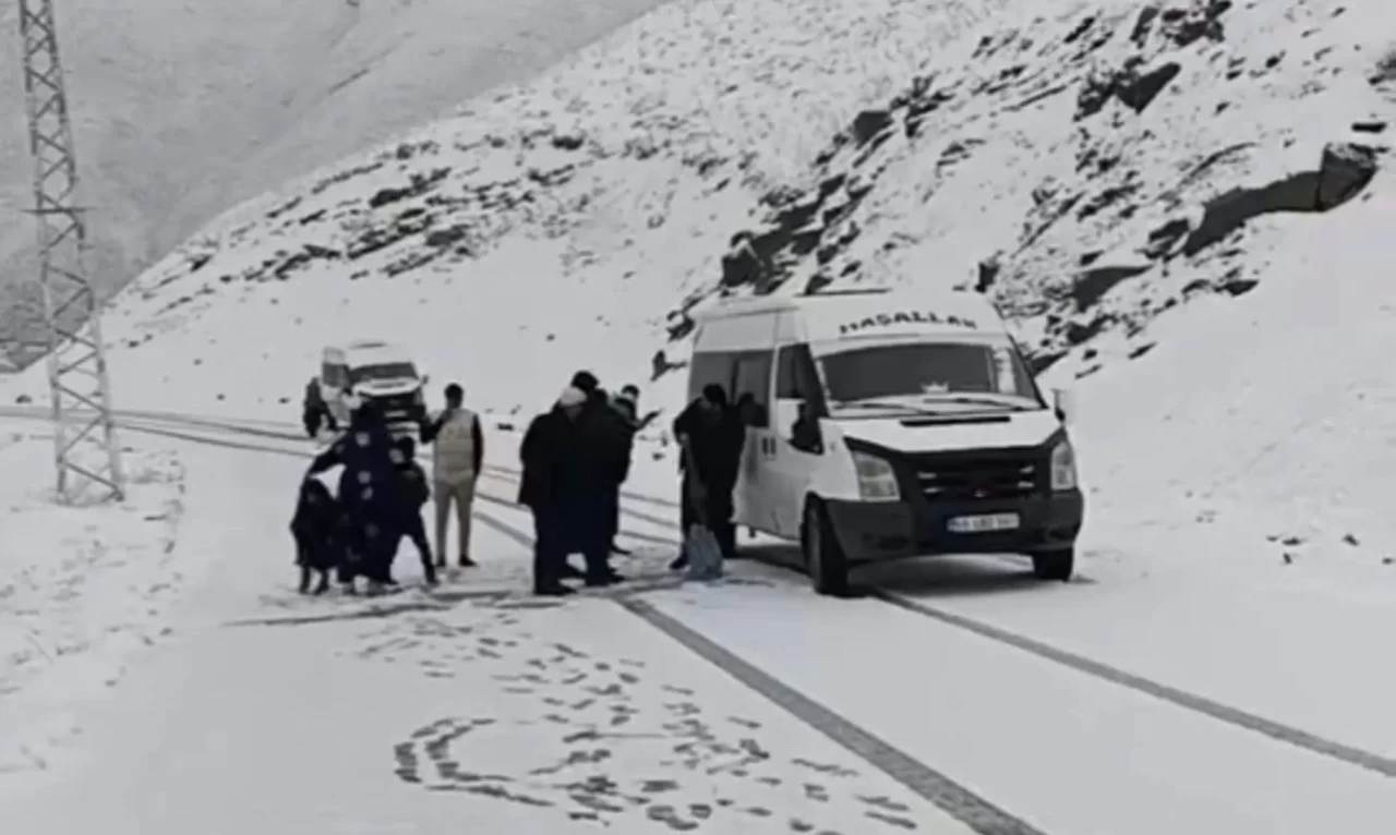 Yüksekova'da kar alarmı! İki yolcu minibüsü yolda kaldı