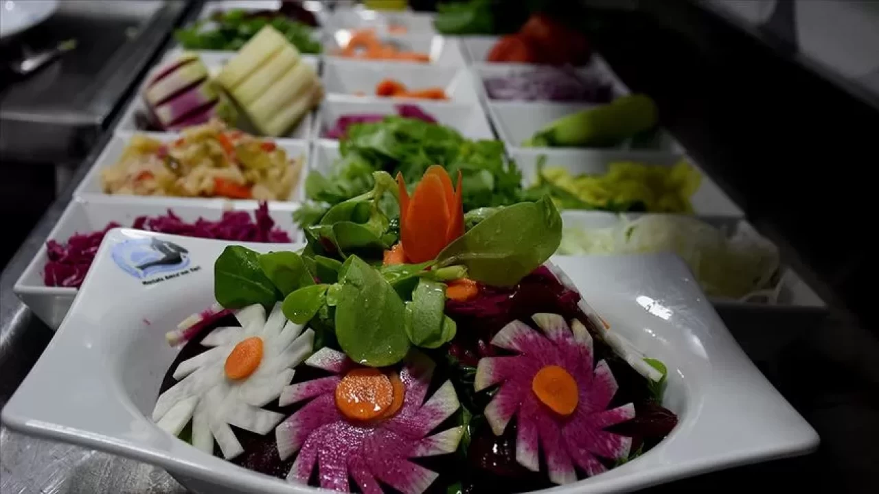 Salatada tuz ve yağ eklerken sıralamaya dikkat! Lezzeti katlayan küçük detay