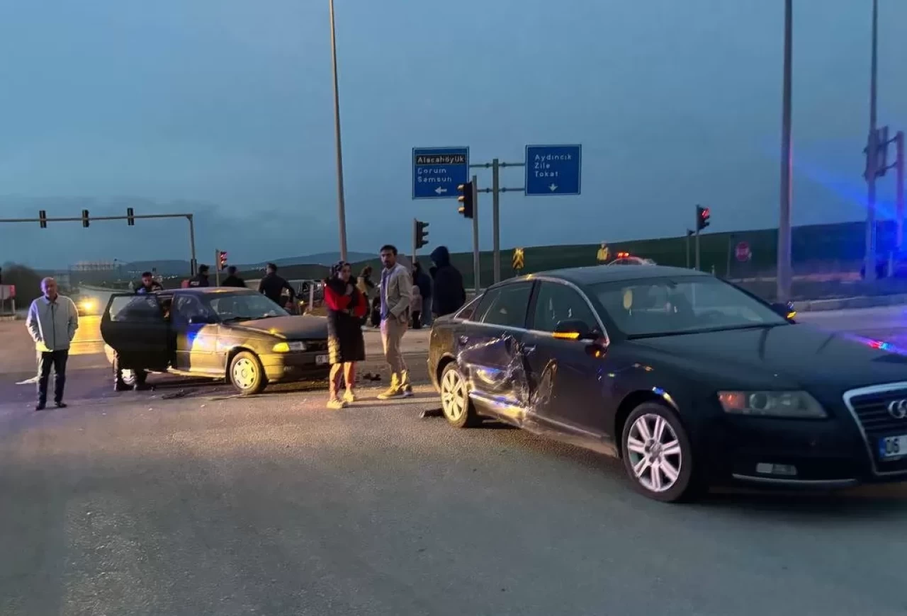 Çorum Alaca'da üç araç çarpıştı: Kazada 2 kişi yaralandı