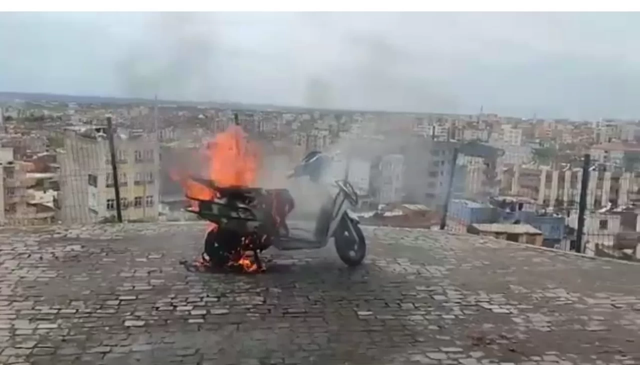 Şanlıurfa'da park halindeki motosiklet alev alev yandı