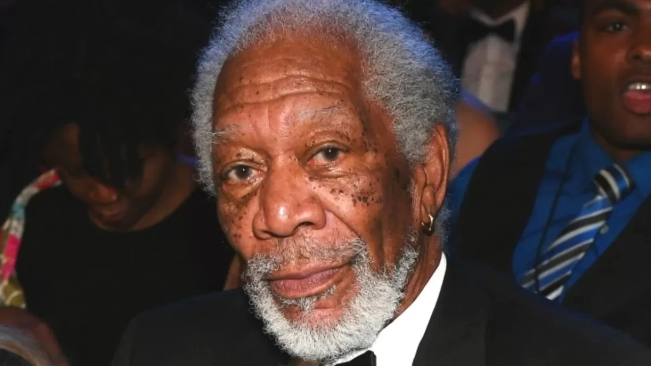 Sebebi çok şaşırttı! Morgan Freeman bakın neden küpe takıyormuş...