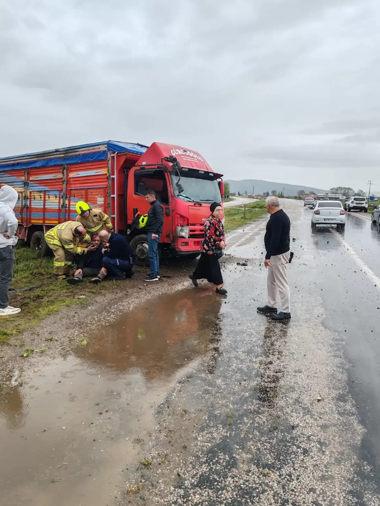 Balıkesir'de yağış felaketi! Kaygan yolda kaza: 2 yaralı!