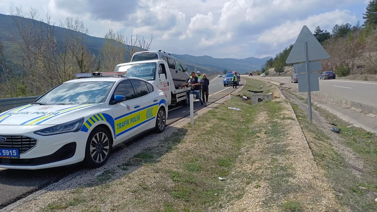 Karabük'te araç beton menfeze çarptı: 1'i ağır 3 yaralı