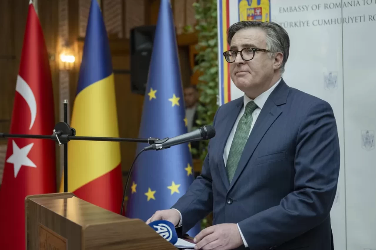 Romanya Büyükelçiliği'nde "Dünya Nasıl Nefes Alır" sergisi açıldı