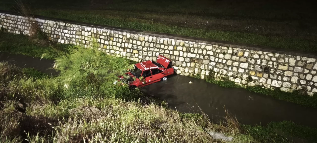 Denizli'de babasından kaçırdığı araçla dereye uçtu!