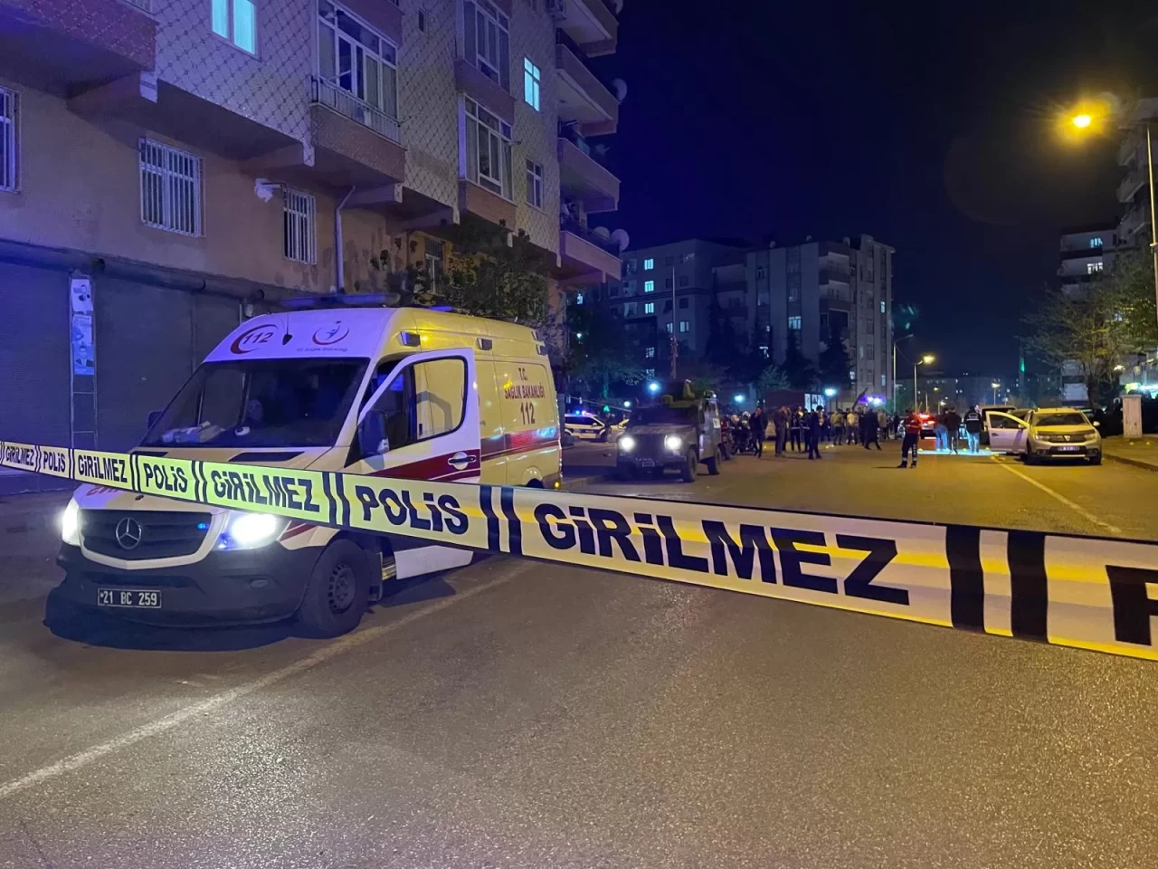 Diyarbakır'da silahlı kavga: 1'i polis 3 kişi yaralandı