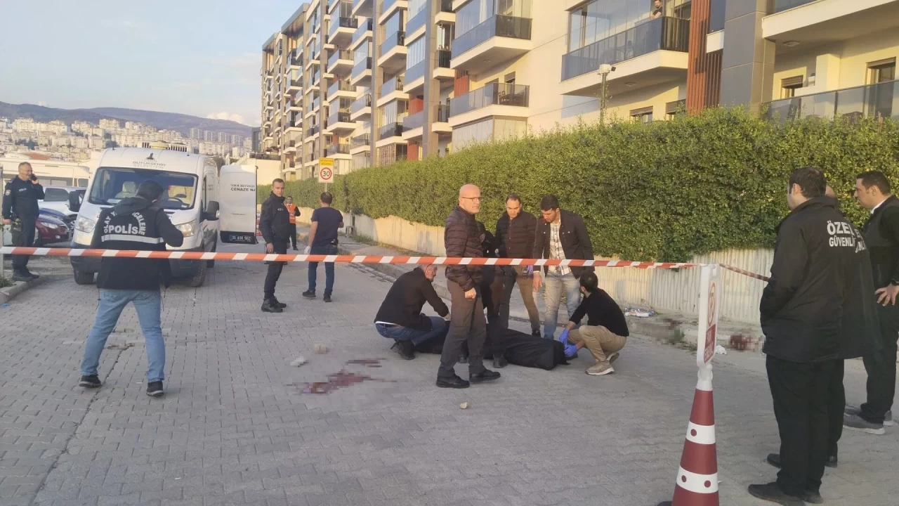 Önce sokakta önlerini kestiği eski nişanlısı ile annesini, sonra da kendini vurdu