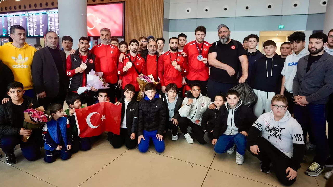 Avrupa 2'ncisi olan Grekoromen Güreş Milli Takımı yurda döndü