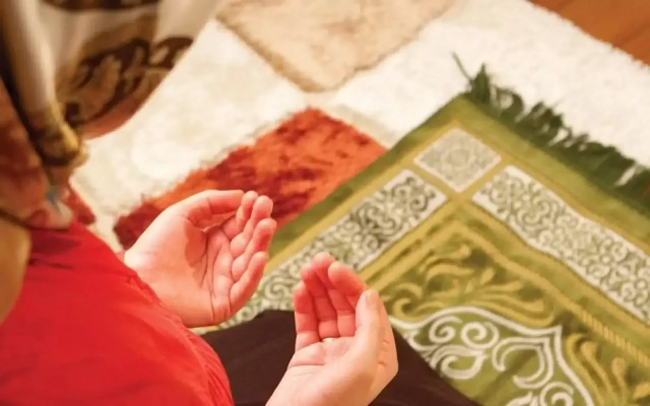 Namaz kılanın önünden geçmek namazı bozar mı?