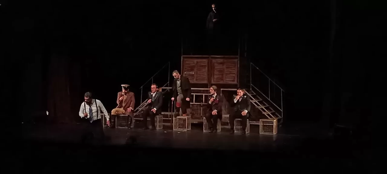 Bursa'da tiyatroseverler, "Müfettiş" oyunu ile büyülendi