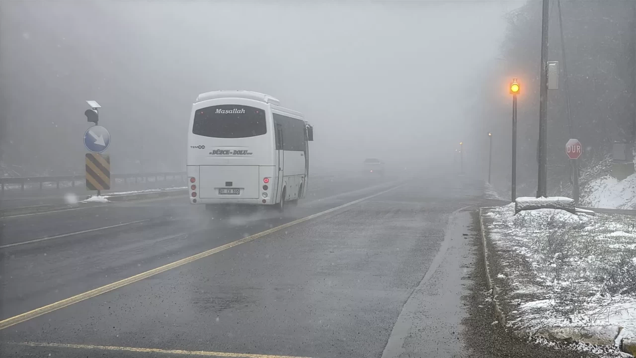 Bolu Dağı'nda kar yağışı başladı, D-100'de görüş mesafesi 30 metreye düştü
