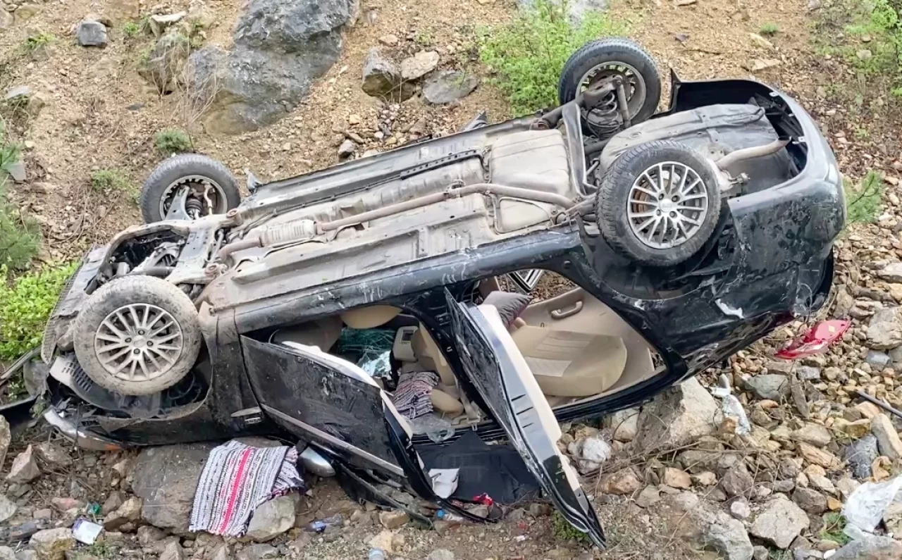 Karabük'te yol kenarına devrilen otomobildeki 3 kişi yaralandı