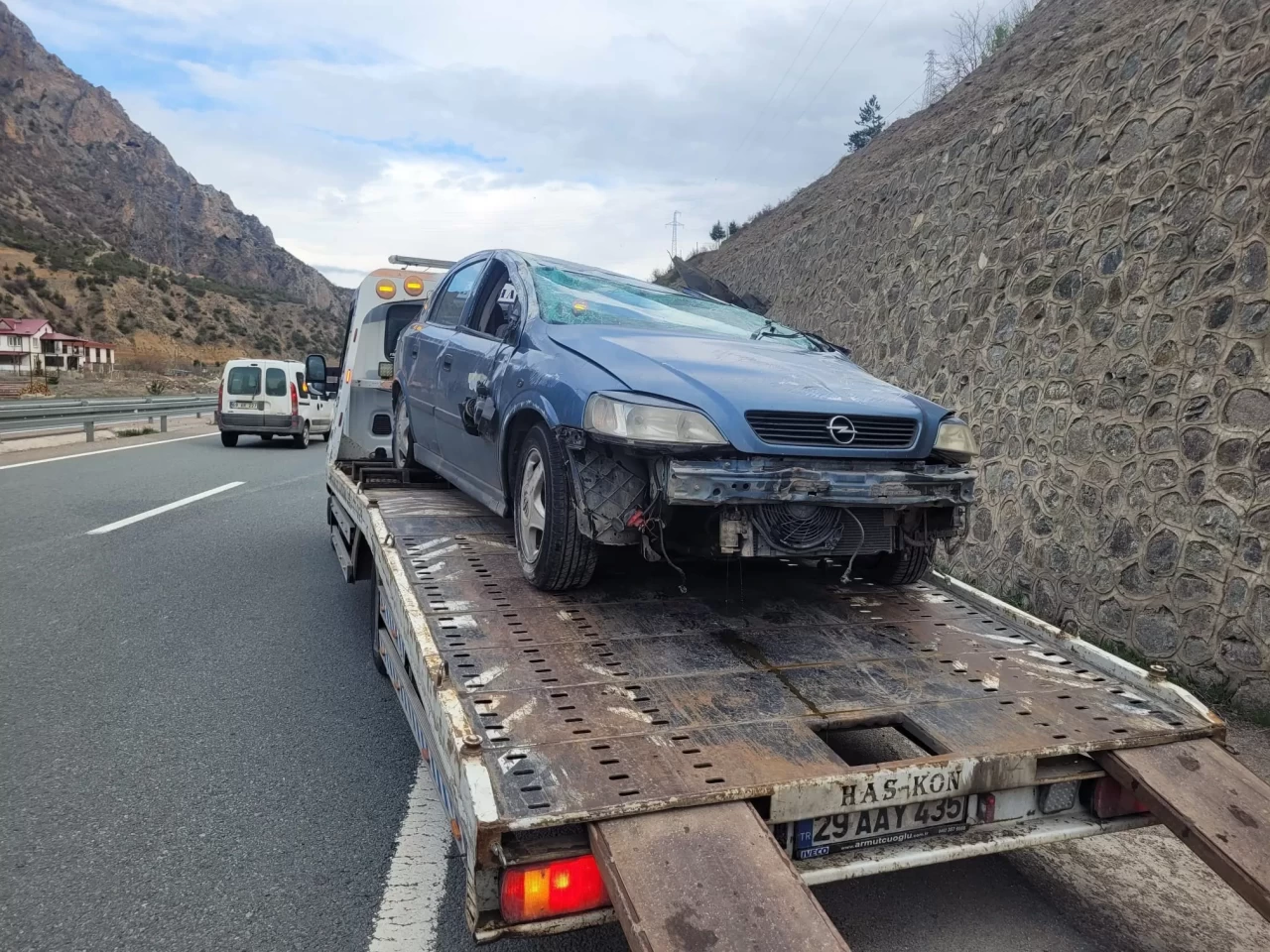 Gümüşhane'de feci kaza! Ters dönen otomobilin sürücüsü yaralandı