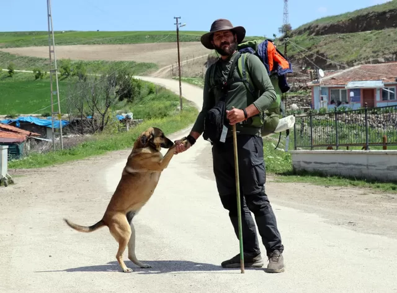 Ömer Özer, Yoldaş köpeğiyle Türkiye'yi gezerek fidan dikiyor