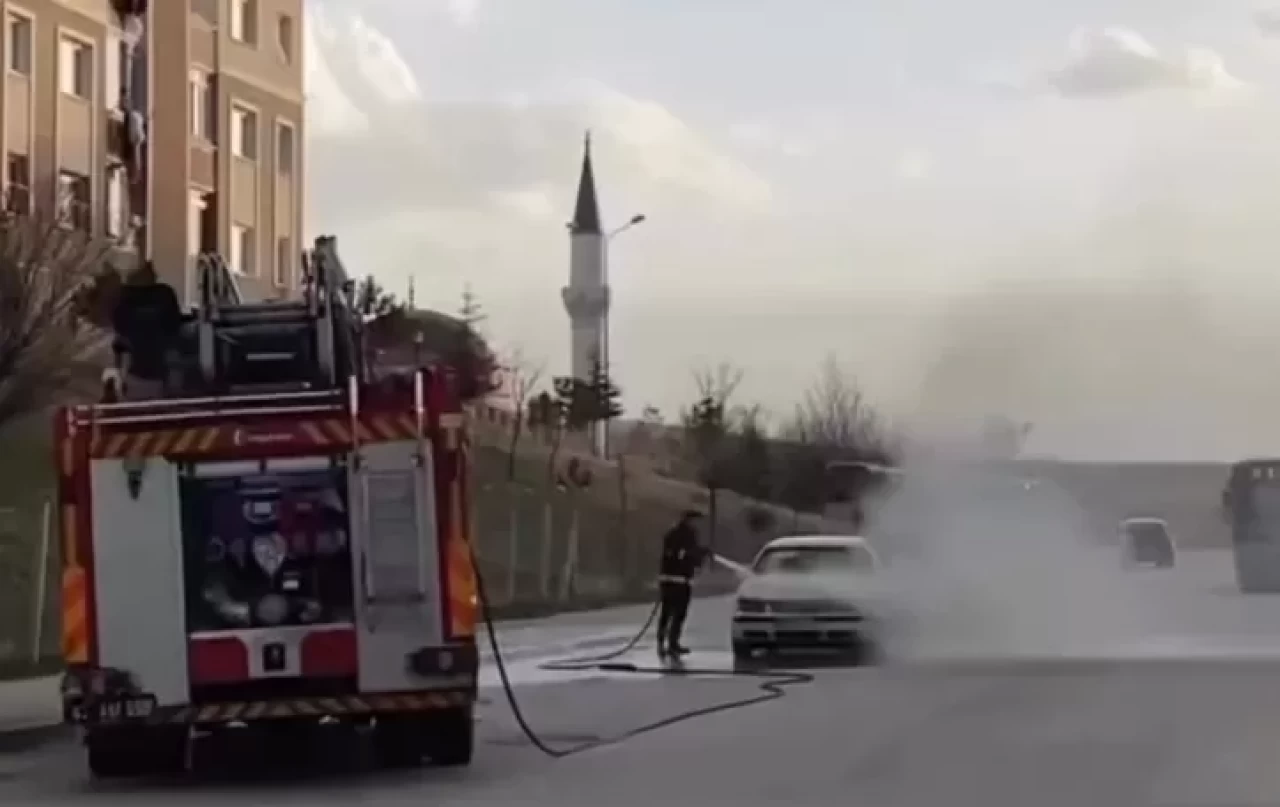 Edremit'te seyir halindeki otomobil alev alev yandı