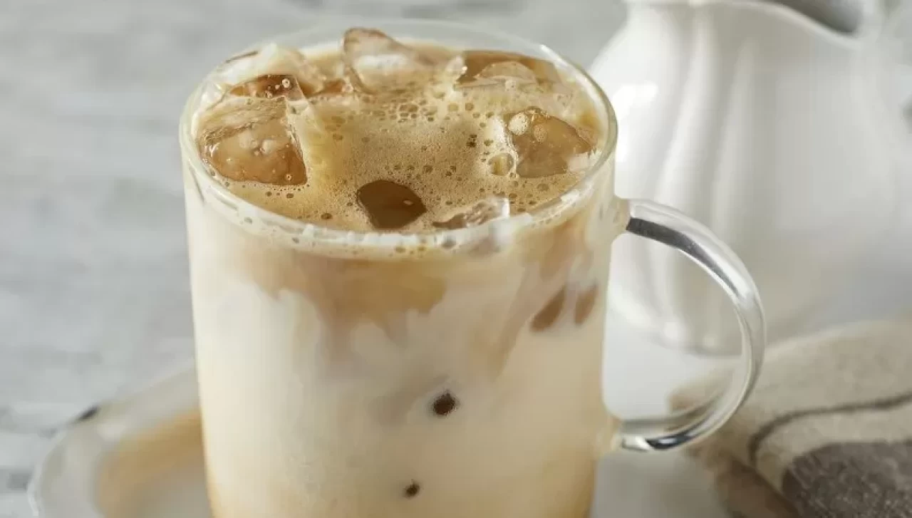 Yaz sıcaklarında ferahlık arayanlara: Pratik buzlu latte tarifi
