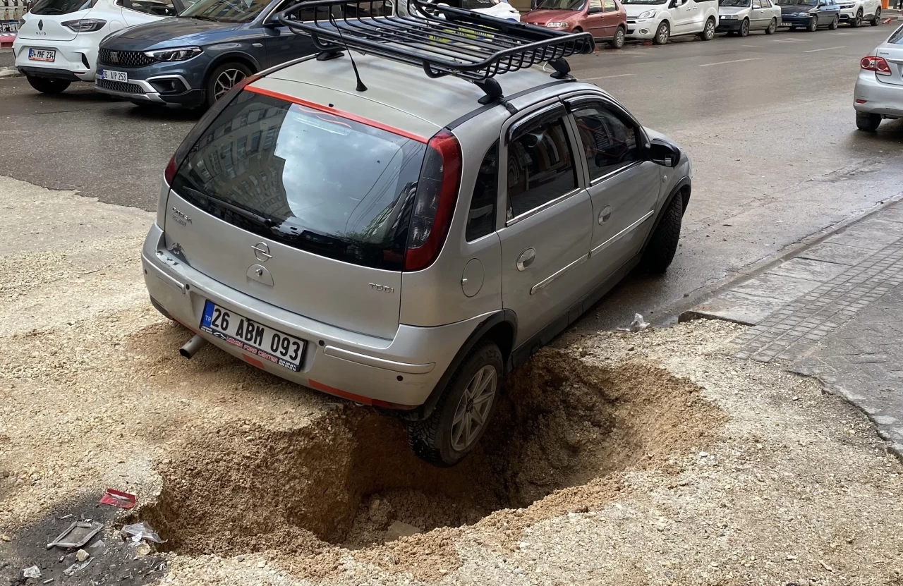 Eskişehir’de yağış sonrası yol çöktü, otomobil çukura saplandı