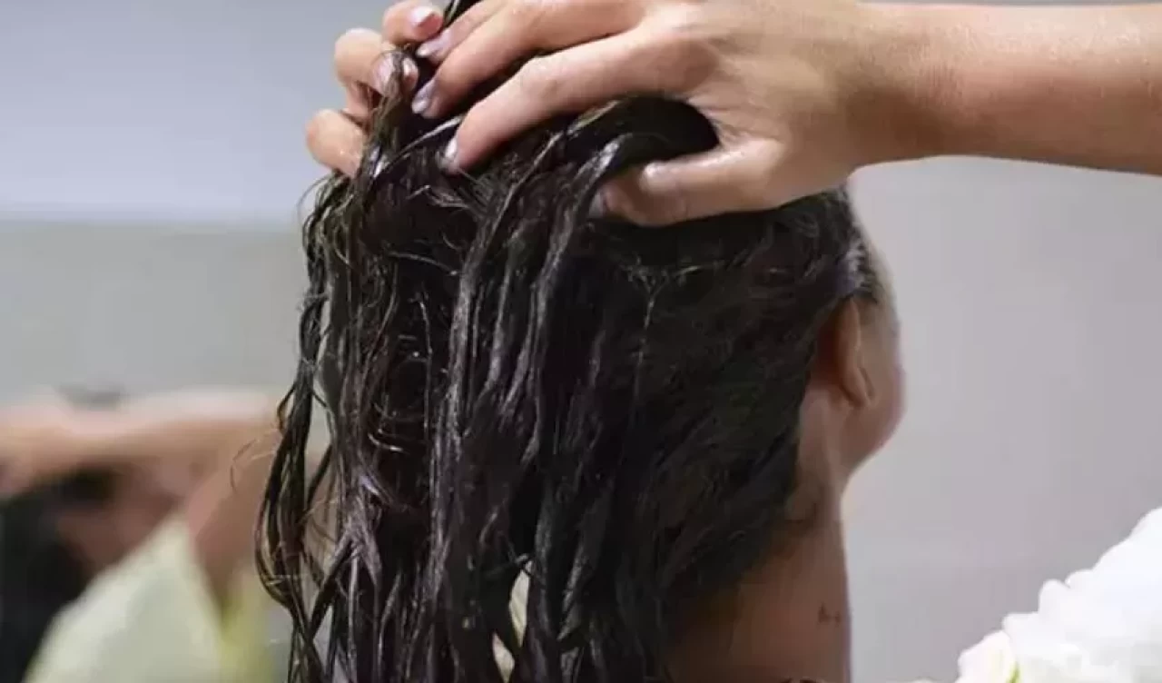 Kepeği önleyen ve saç derisini nemlendiren hurma maskesi ile sağlıklı saçlar!