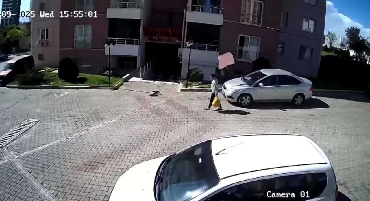 Korku dolu anlar: Elinde ekmekle giden çocuk kılpayı kurtuldu