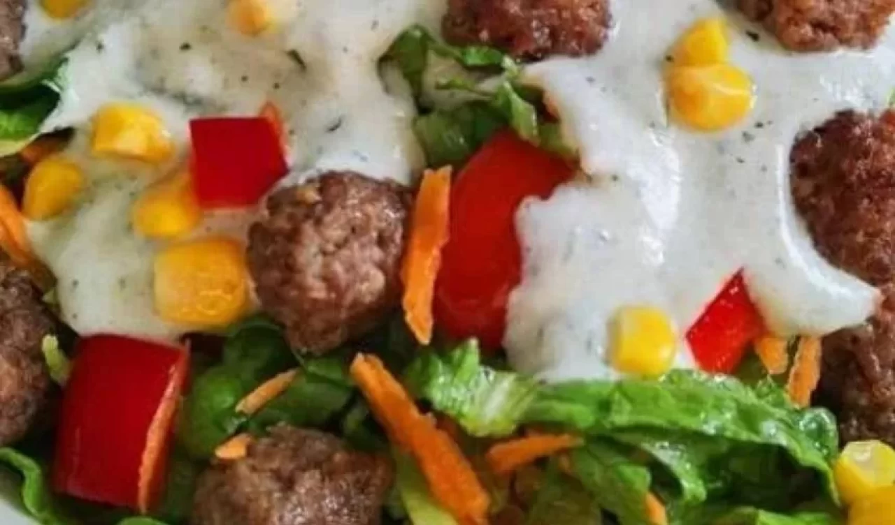 Diyetin en doyurucu hali: Köfteli salata tarifi