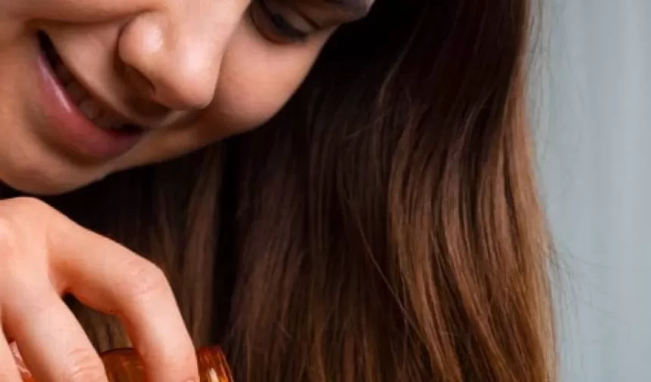 Gül suyu saça nasıl uygulanır? Pratik bakım önerileri
