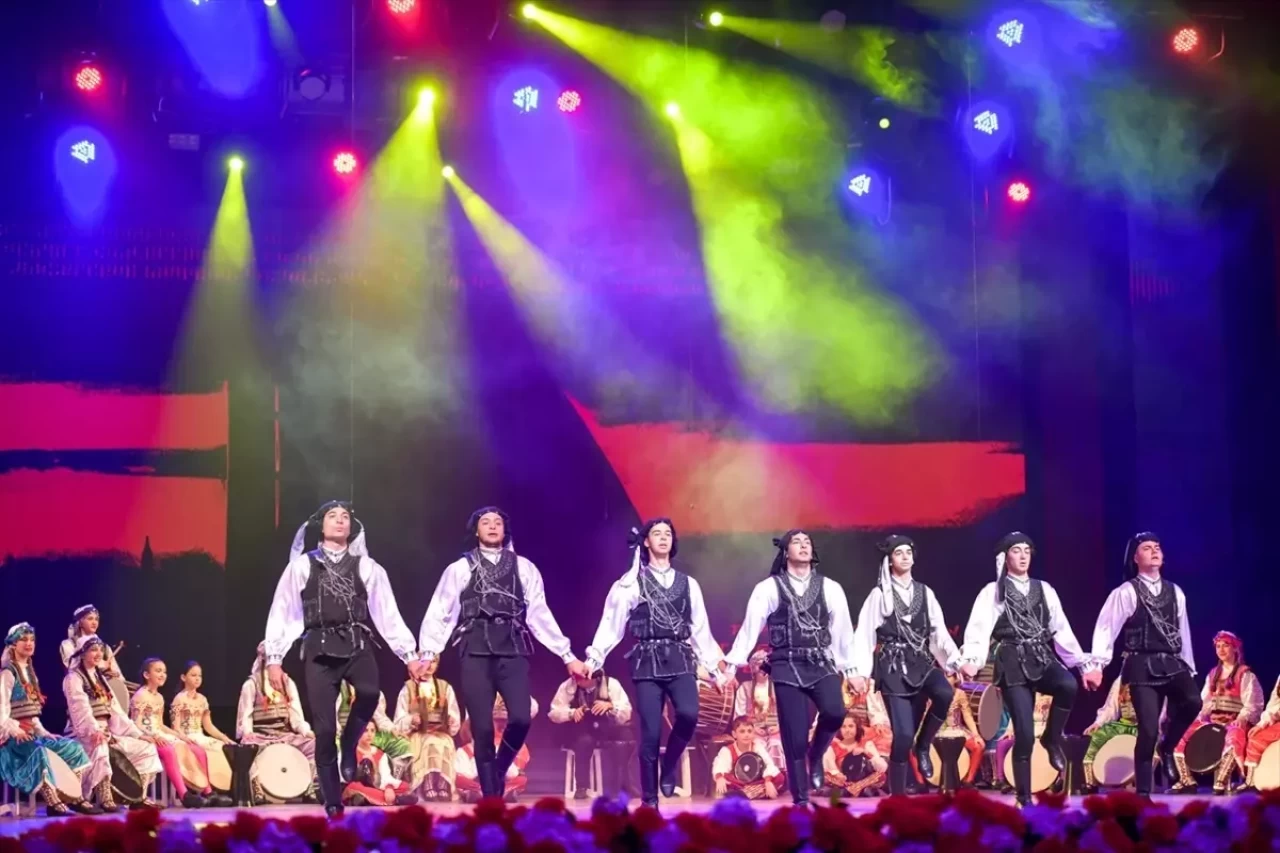 Kırgızistan 5. Uluslararası Çocuk Folklor Festivali başladı