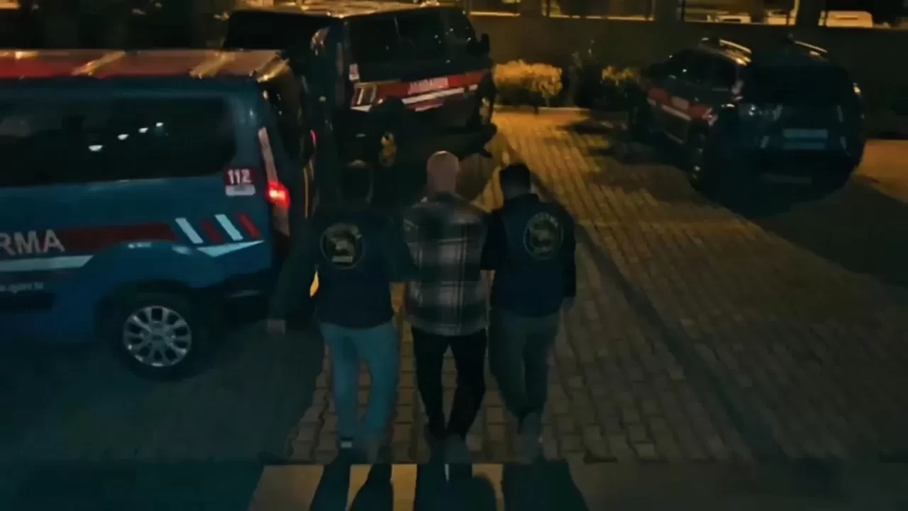 Bakan Yerlikaya: Interpol Kırmızı ve Yeşil bültenle aranan 2 şahıs yakalandı