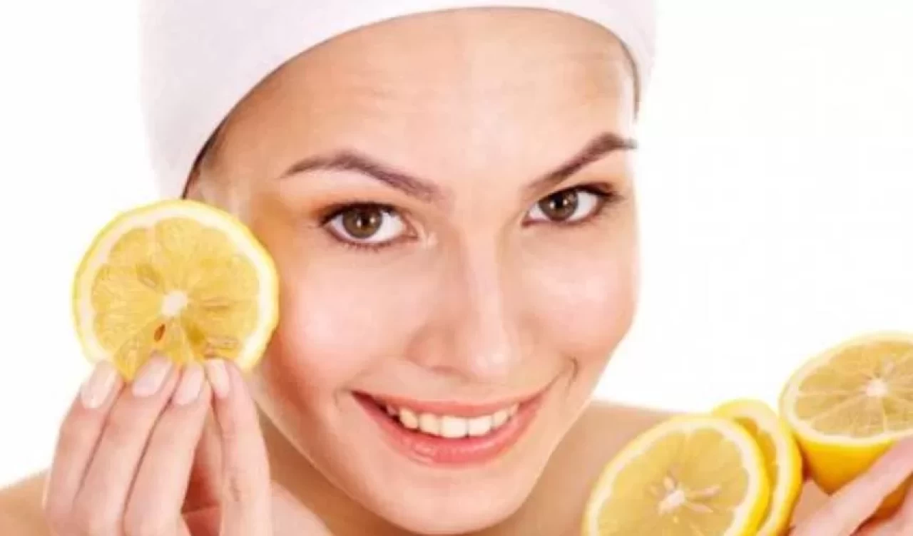 Gözenekleri sıkılaştırıyor, cildi aydınlatıyor! Limonla gelen güzellik