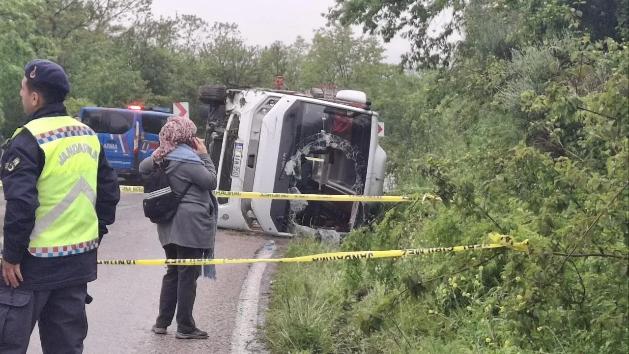 Sinop'ta öğrencileri taşıyan otobüs ile otomobil çarpıştı: 18 kişi yaralandı