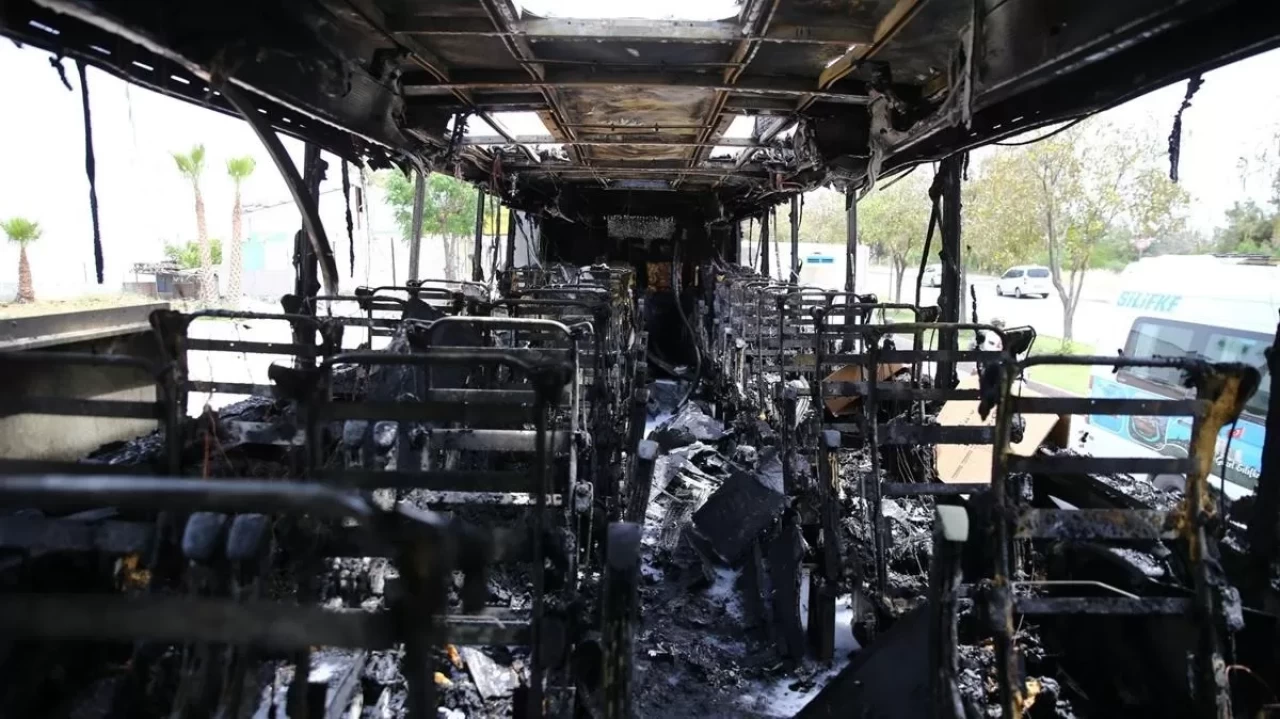 Mersin'de faciadan dönüldü: Alev alan otobüs kullanılamaz hale geldi