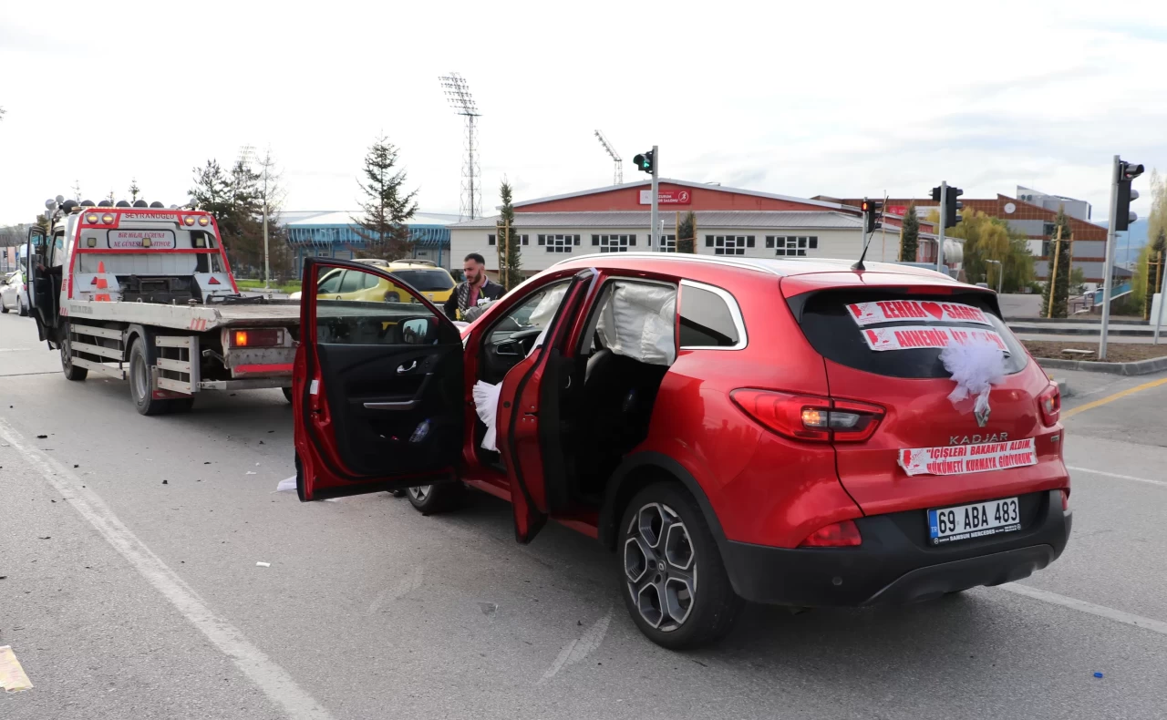 Erzurum'da gelin arabası kaza yaptı