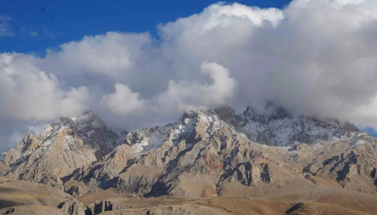 Zirveye tırmanan dağcılar korkunç manzara ile karşılaştı