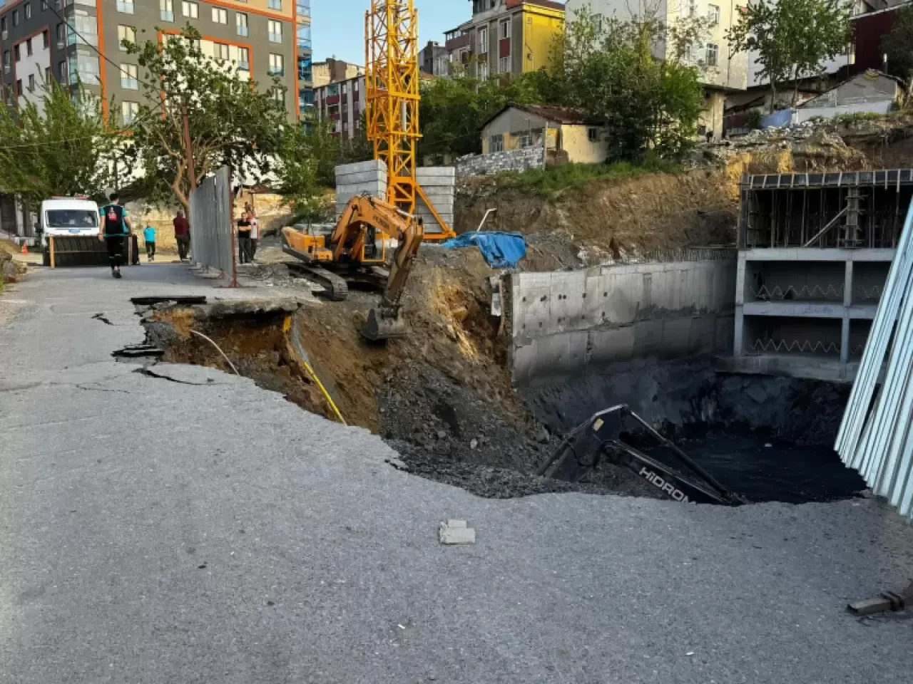 Gaziosmanpaşa'da yol çöktü