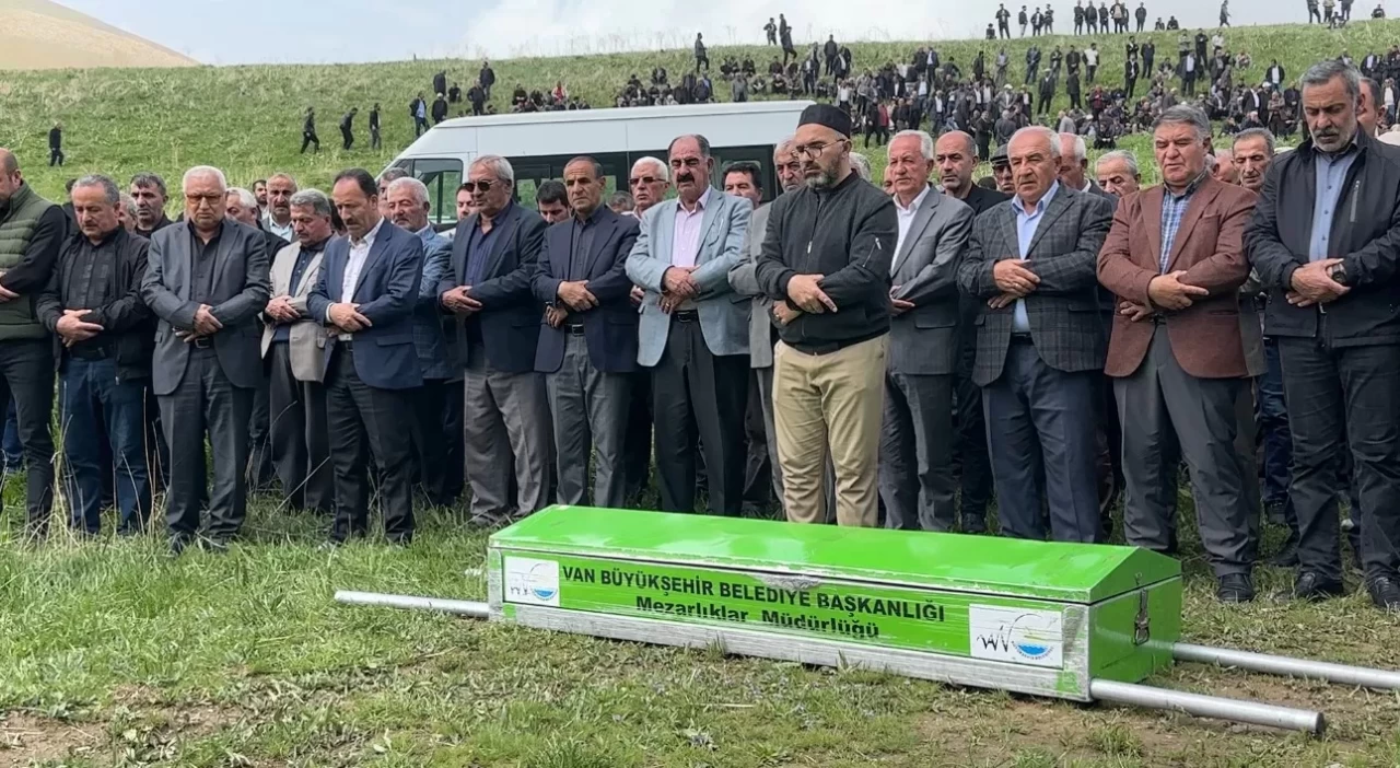Yüksekova'daki kazada hayatını kaybedenler gözyaşları arasında toprağa verildi