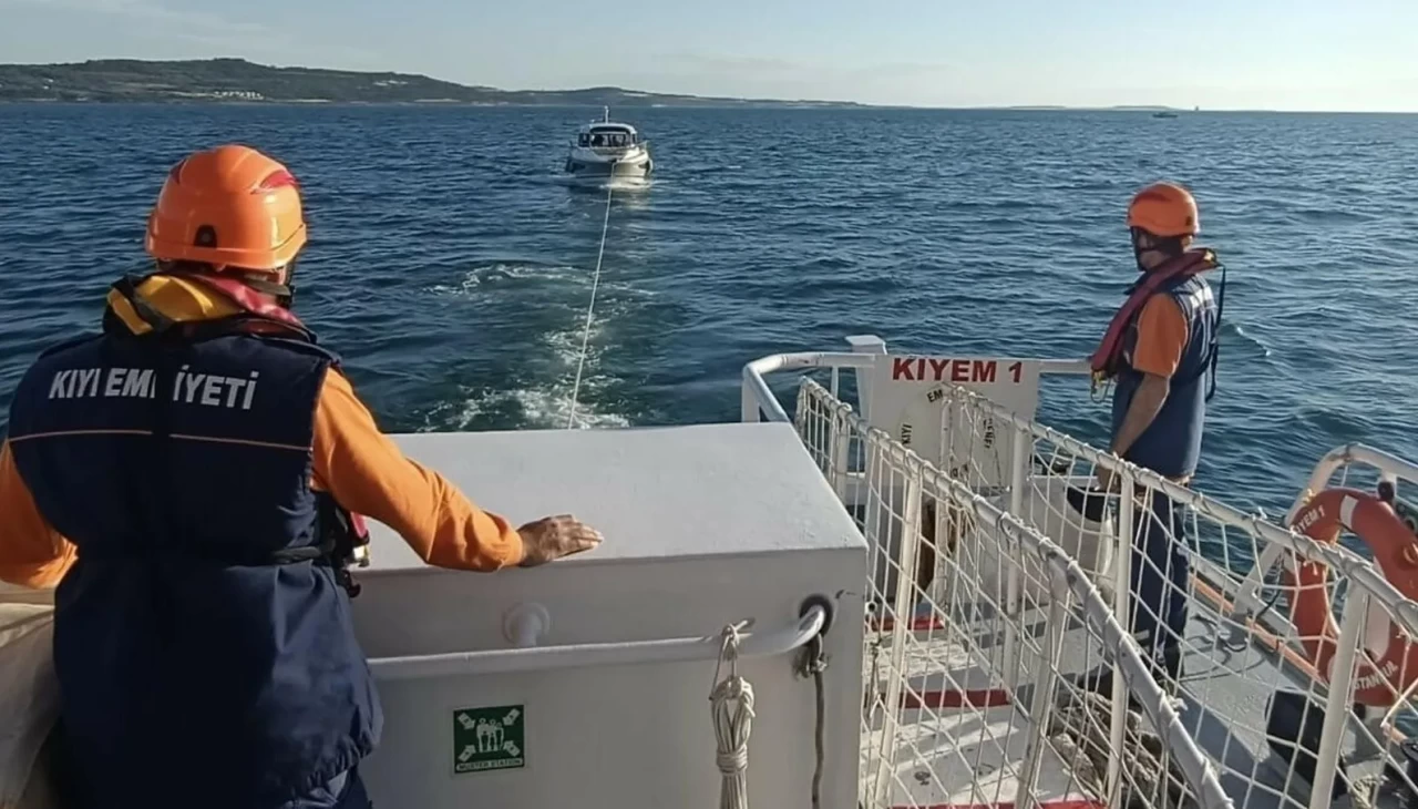 Çanakkale Boğazı'nda sürüklenen tekne kurtarıldı