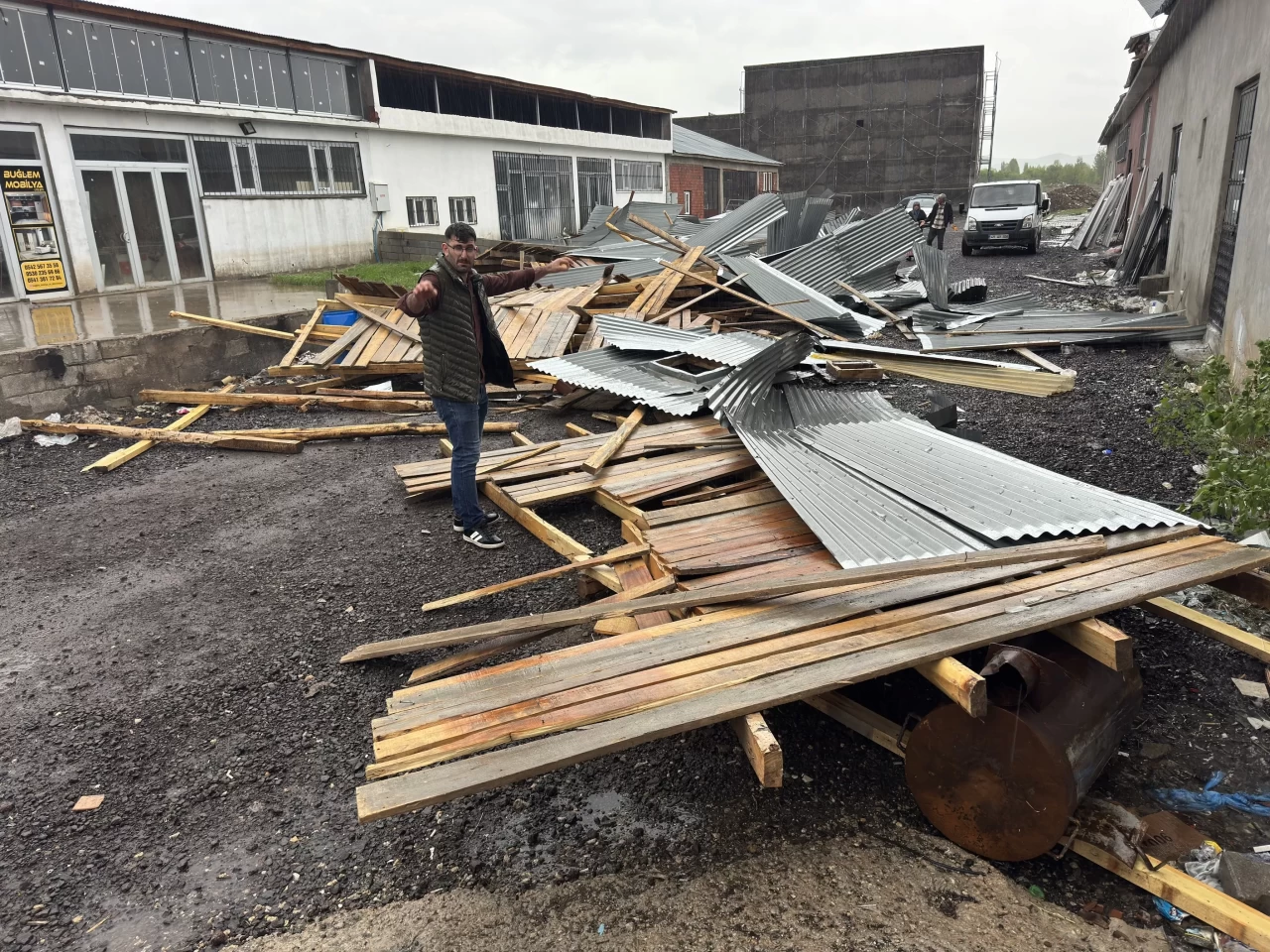 Bingöl'de şiddetli rüzgar çatıları uçurdu