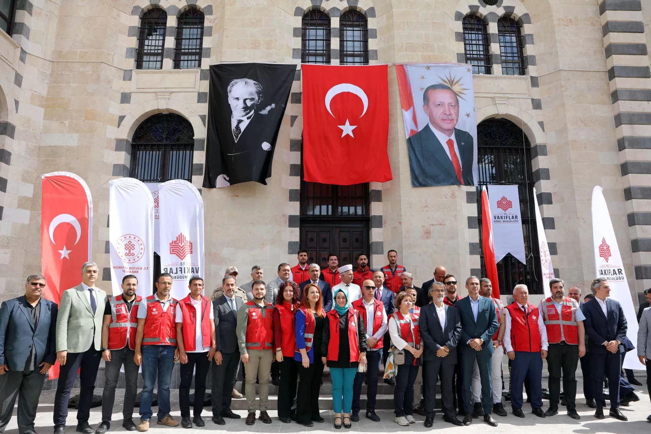 Depremde hasar alan Kurtuluş Camii ibadete açıldı