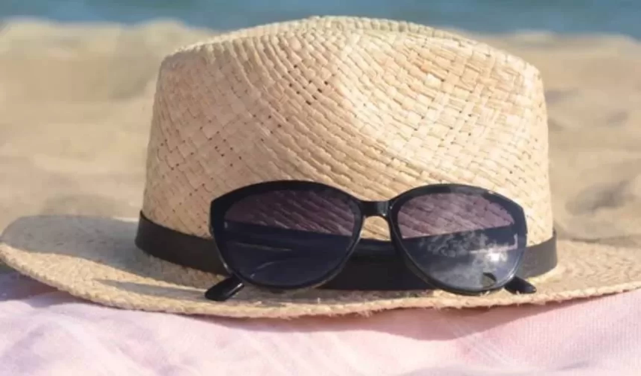 Hasır şapkalar ve büyük gözlükler! Yazın en popüler plaj aksesuarları