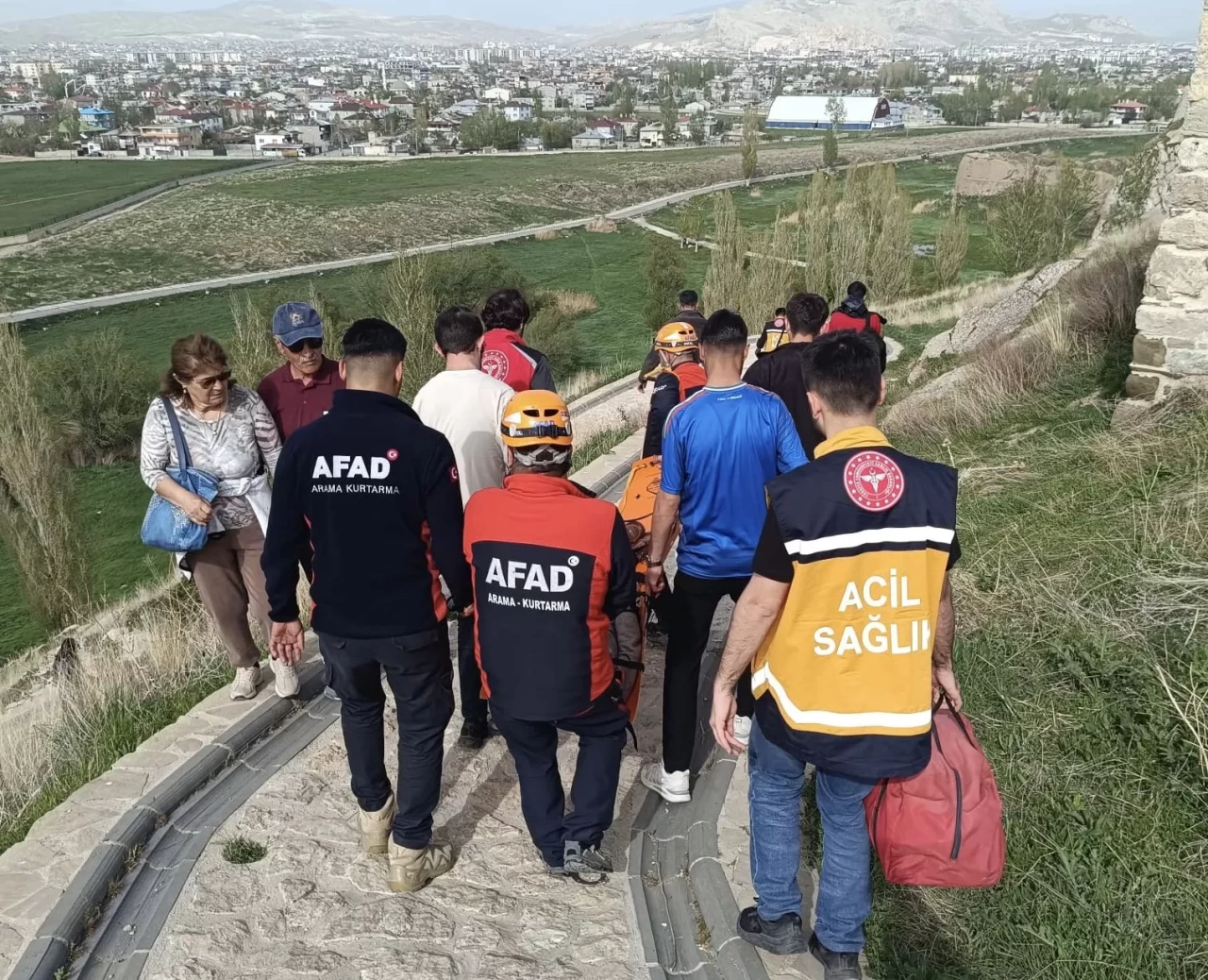 Van Kalesi'nde dehşet anları! Dengesini kaybederek düştü