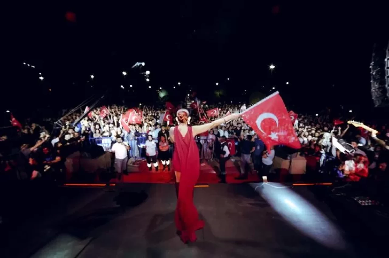 Melek Mosso, Adıyaman'da depremzedeler için ücretsiz konser verdi