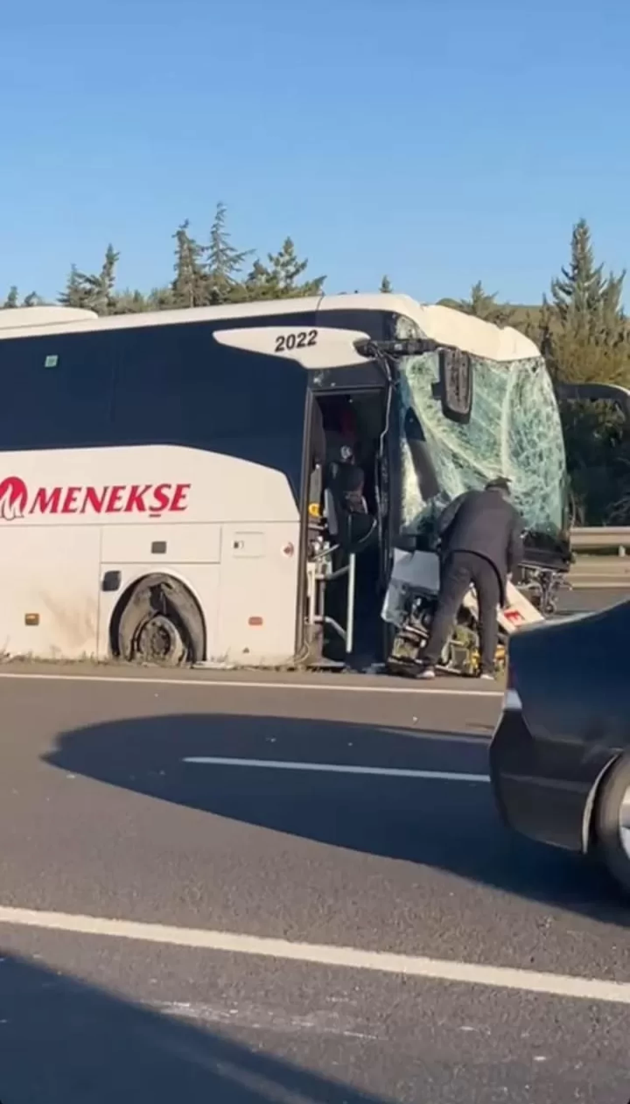 Geziden dönen öğrenciler bariyerlere çarptı, 4 yaralı!