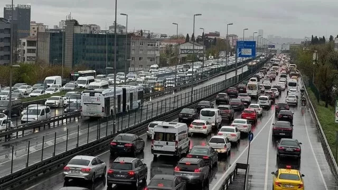 İstanbul'da yağmur trafiği felç etti, yoğunluk yüzde 74'e ulaştı