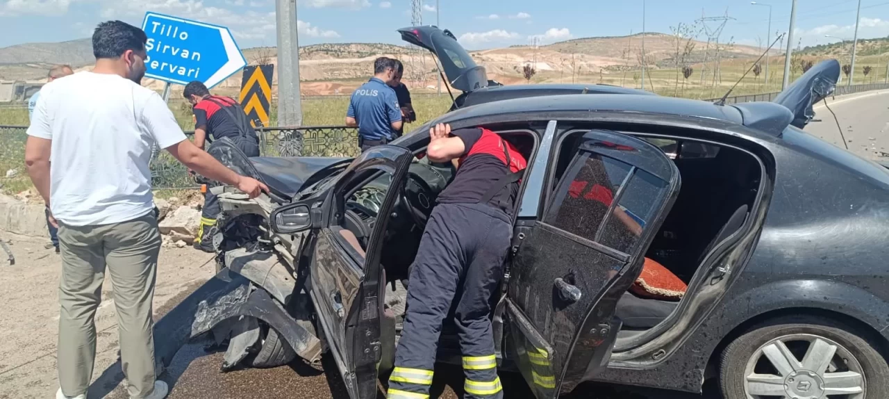 Siirt'te iki otomobil çarpıştı: 4 kişi yaralandı