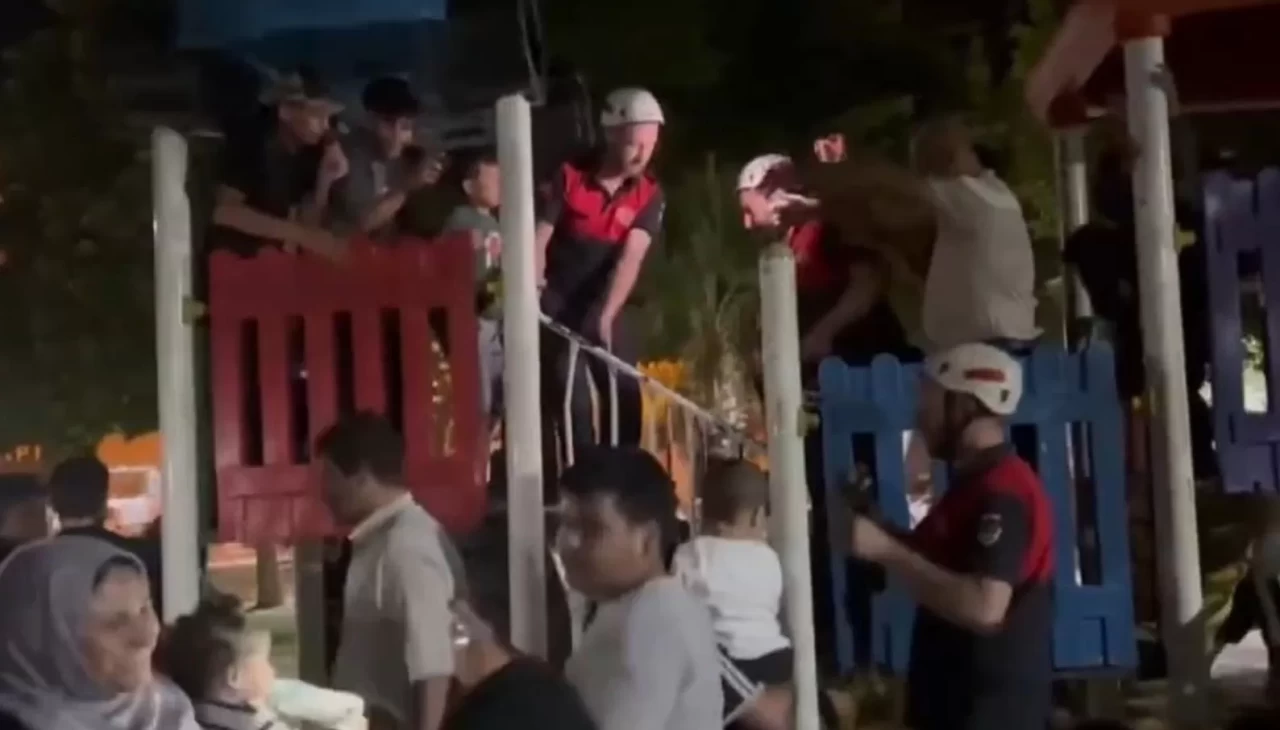 Parkta ayağı demirlere sıkışan çocuğu itfaiye ekipleri kurtardı